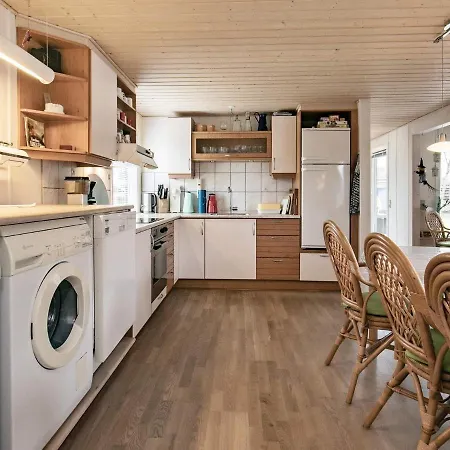 8 Person In Hals-by Traum