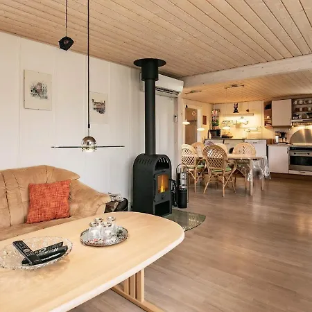 8 Person In Hals-by Traum * Hals