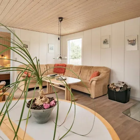 8 Person In Hals-by Traum * Hals