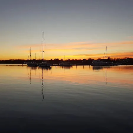 8 Person In Hals-by Traum