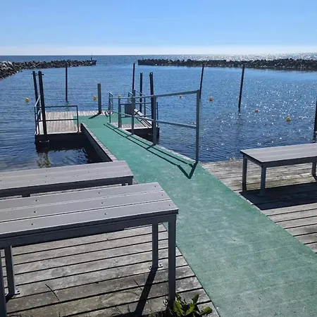 8 Person In Hals-by Traum *