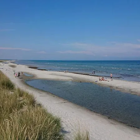 8 Person In Hals-by Traum * Hals