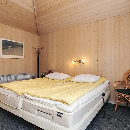 8 Person In Hals-by Traum * Hals